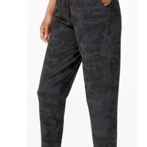 Lululemon Keep Moving Pants 6 Black Camo